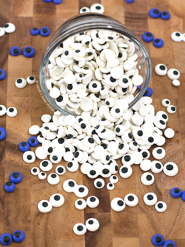 How to Make Royal Icing Eyes – a nifty video tutorial showing you how to make your very own Royal Icing Eyes!