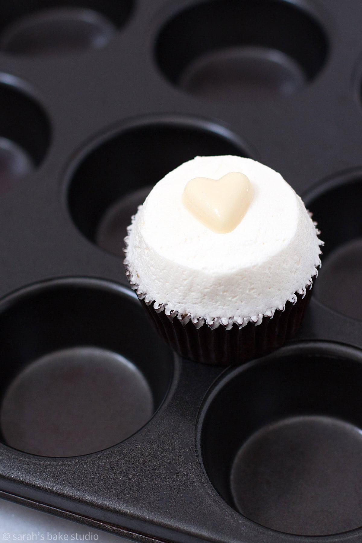A cupcake pan with a Very Banana Cupcake sitting on it.