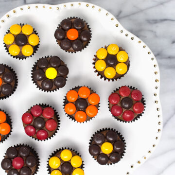 A cake plate with a flatlad of Fall Daisy Mini Cupcakes.