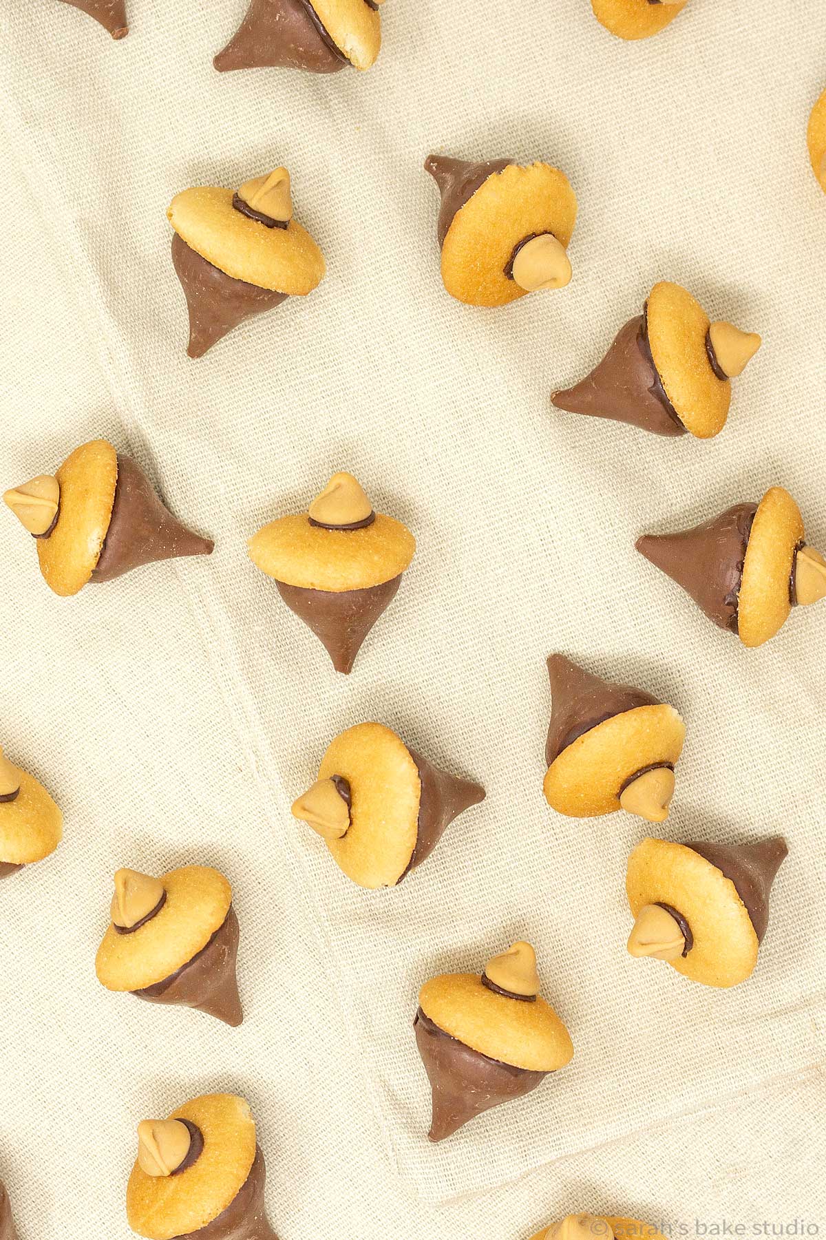 Chocolate Acorn Cookies - super easy and utterly adorable edible acorns made of chocolate, Hershey's Kisses, and mini vanilla wafer cookies; a perfect addition to your Thanksgiving desserts.